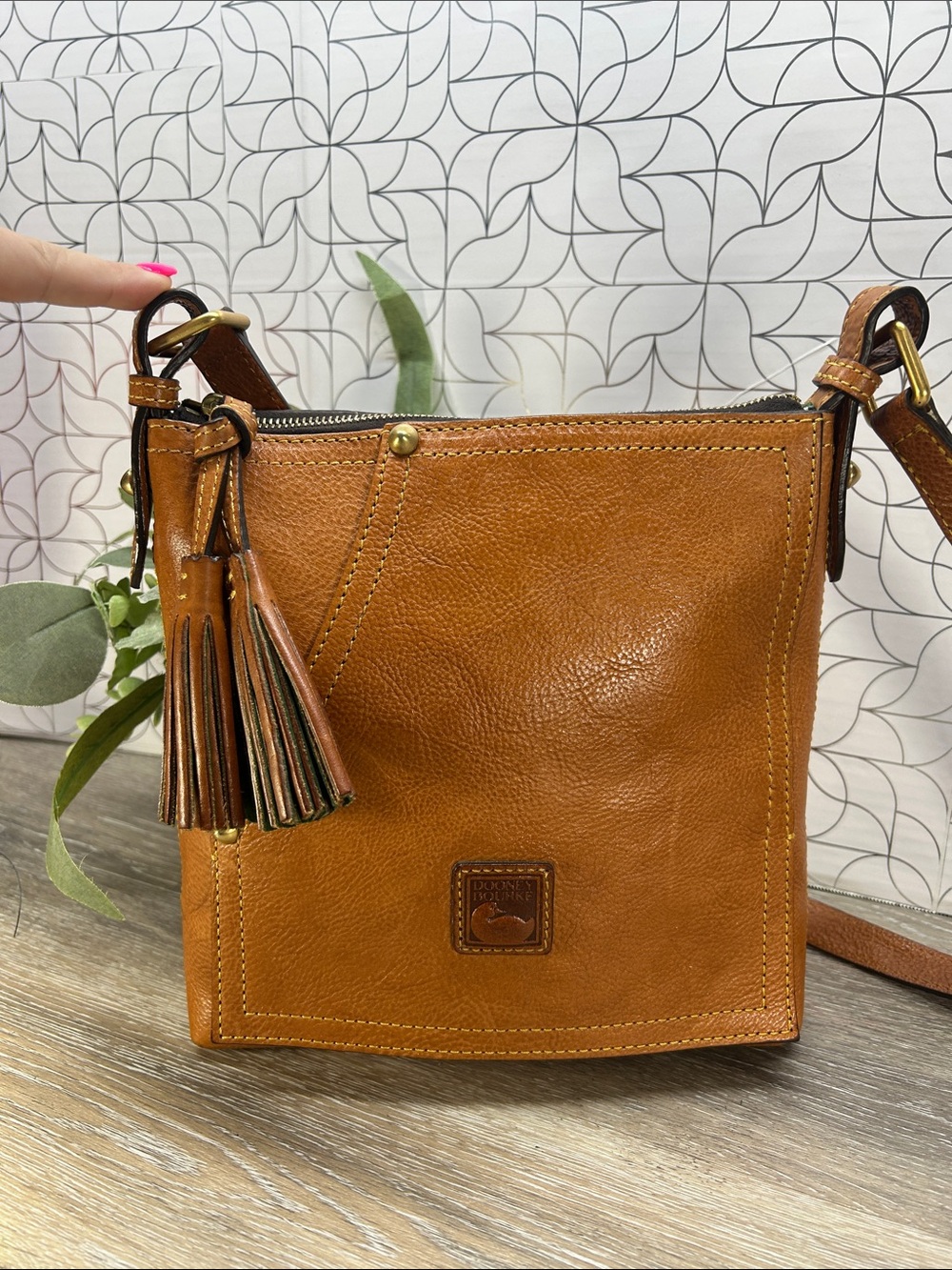 3174 Dooney & Bourke Huntington letter carrier Florentine crossbody 953174